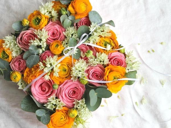 Pirteä kukka-asetelma